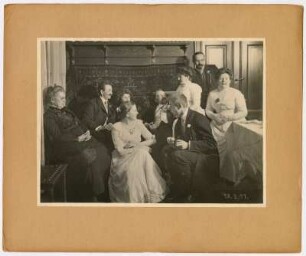 Albert Wiese mit seiner Verlobten (Anna Marie) Erna Gretschel im Familienkreis. Aufnahme mit Fernauslöser