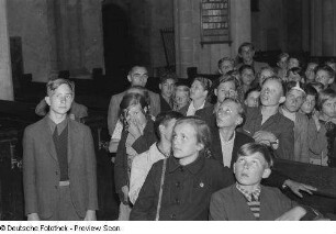 Kinder während der Besichtigung des Naumburger Domes St. Peter und Paul
