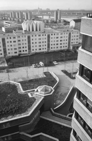 Freiburg: Oberpostdirektion; Berliner Allee; von der Terrasse auf Bischofslinde