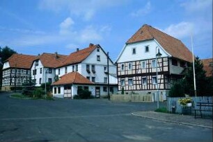 Teilansicht des unter Denkmalschutz stehenden Dorfplatzes, zweites Haus von rechts ist alte Schmiede