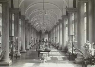 Dresden: Porzellansammlung im Zwinger, Langgalerie Juli 1952, China-Vasen