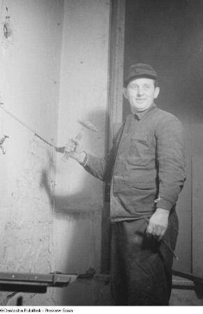 Porträt eines Arbeiters mit Hammer und Meißel auf der Baustelle Doktor-Hermann-Duncker-Straße