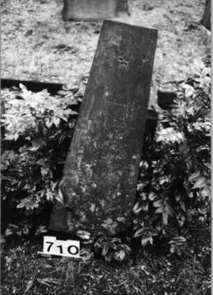 Grabstein 710 (Index: 99630212) Material: Sandstein Zustand: gebroch/stark verwitt/Textverl Maße HxBxT: 145x40x30 cm Beschreibung: Obelisk mit Sockel Symbolik: fünfzackiger Stern: Grabstein 710