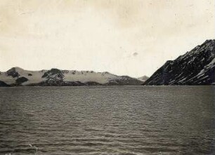 Spitzbergen. Crossbay. Blick über die Bucht zu einer Bergkette