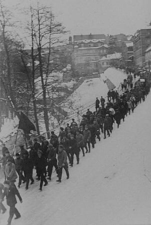 Demonstrationszug von Erwerbslosen in der Bahnhofstraße in Schwarzenberg 1930 : Demonstrationszug von Erwerbslosen