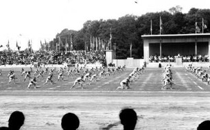 Sportveranstaltung auf der Reichsnährstandausstellung 1939 : Eine Gymnastik-Sportveranstaltung auf dem Großen Ring im Rahmen der 5. Reichsnährstand-Ausstellung 1939 in Leipzig.