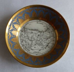 Untertasse mit Landkarte des Département Calvados (Normandie)
