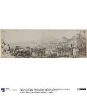 "Aussicht vom antiken Theater in Taormina über die Küste von Catania und den Monte Gibello oder Aetna"