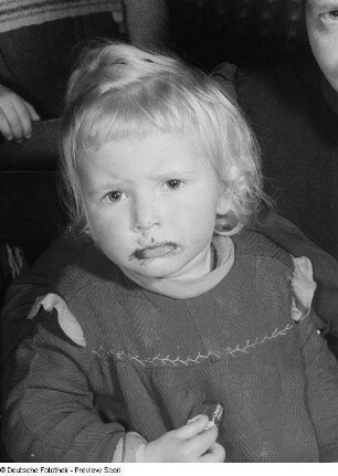 Portrait eines Mädchens auf der Weihnachtsfeier des VEB Offizin "Andersen Nexö"