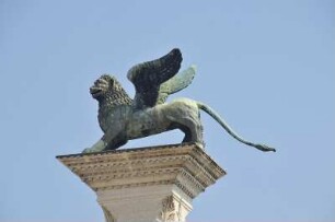 Venedig - Markuslöwe auf der Piazetta : Eine Skulptur des geflügelten Markuslöwen steht auf einer Säule auf der Piazetta am Dogenpalast. Aufgenommen am 24. Juni 2010 in Venedig