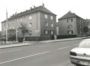 Dresden-Pieschen. Wohnanlage, Wurzener Straße/Dahlener Straße (1939). Wohnhäuser, Wurzener Straße 64/62 und 60. Straßenansicht mit Einfriedung