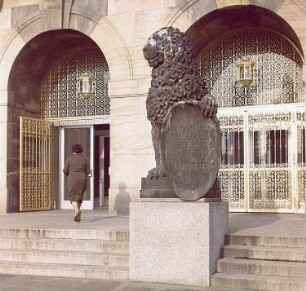 Dresden. Rathaus, einer der beiden Schildlöwen von Georg Wrba vor dem Eingang