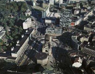 Luftaufnahme, Blick von Süd-Westen auf den Breitscheidplatz. Berlin-Charlottenburg, Budapester Straße, Tauentzienstraße