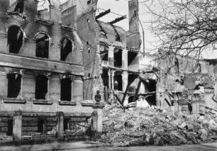 Ruinen des Königin-Carola-Gymnasiums in der Elisenstraße (heute Bernhard-Göring-Straße)