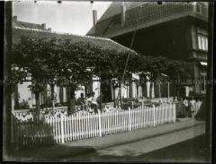Haus mit Kindern auf der Fensterbank