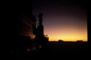 Australien. Ein Truck bei Sonnenuntergang