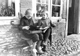 Otterndorf. Niedersachsen. Schüler erledigen Ihre Schularbeiten vor der Tür; 1934