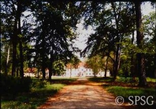 Potsdam, Park Sacrow, Blick aus der ehemaligen Kastanienallee auf das Schloss.