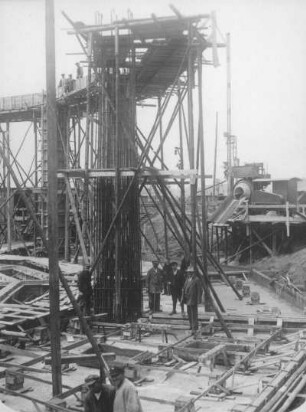 [Bild 15] Kraftwerk Hirschfelde. Kühlturmfundament, Baugerüst zum Errichten der Schalung. Im Hintergrund Betonmischanlage