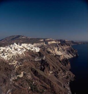 Thera = Santorini. Abendblick auf Firá, westliche Steilküste, Bimssteinzone, Profitis Elías, 563m. Ag9