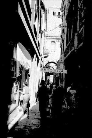 Split: Gasse mit kyrillischem Schriftband