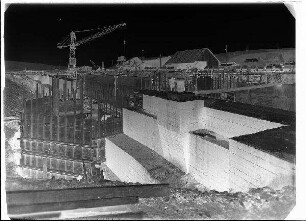 Staustufe Wipfeld. Rückansicht der linken Oberkanalleitmauer mit Schalung für das Oberhaupt.