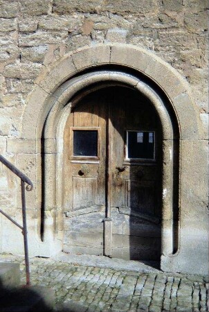 romanisches Portal der Kirche