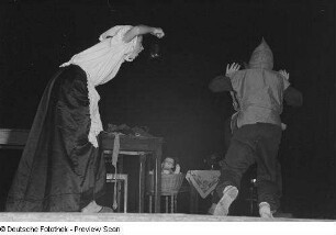 Szene aus einer Theateraufführung einer Schülergruppe