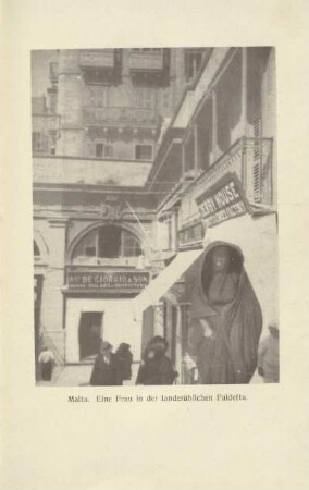 Malta. Eine Frau in der landesüblichen Faldetta