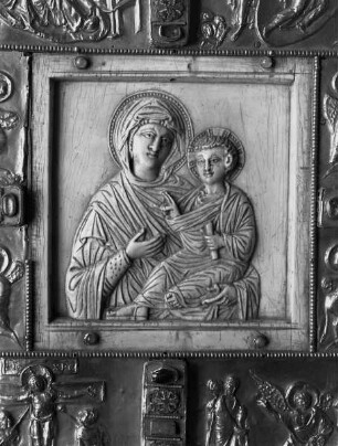 Buchdeckel des Schatzkammer-Evangeliars — Madonna