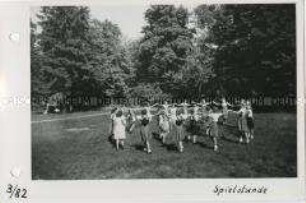 Schülerinnen der Mädchenschule Schnellerstraße in Berlin- Niederschönhausen im Park Niederschönhausen
