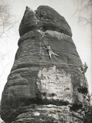 Sächsische Schweiz. Affensteine, Hauptdrilling. Seilschaft G. Walpert bei einer Begehung des Dietrich-Weges (VIIIa)