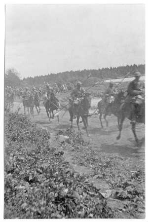 Durchmarsch der 2. preußischen Kavallerie-Division durch Poboljany (= Pabalvë, Bez. Telðiai, Litauen)