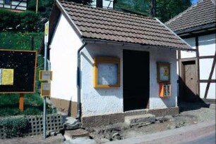 kleines Haus als Bushaltestelle, beherbergte zu DDR-Zeit auch die Postzustellanlage
