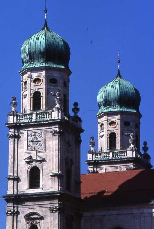 Stadt und Dom in Passau : Stadtübersicht mit Domtürmen, aufgenommen in Passau ca. 2001