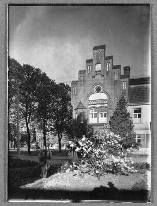 Morgens vorm Rathaus in Genthin