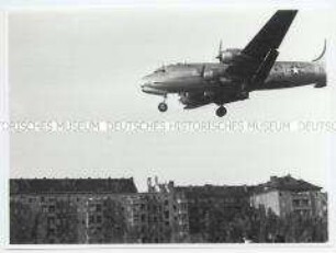 Ein amerikanisches Flugzeug im Anflug auf Tempelhof während der Blockade Berlins