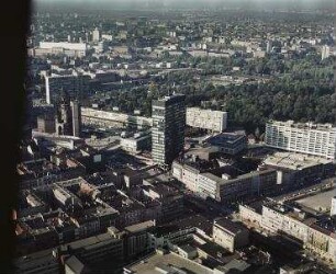 Luftaufnahme, Blick von Süd-Osten auf den Breitscheidplatz. Berlin-Charlottenburg, Budapester Straße, Tauentzienstraße