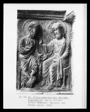 Mittleres Portal — Figurenfries: Christus kündigt die Verleugnung durch Petrus an