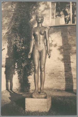 Frauenstatue II, 1929, Bronze
