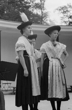 Drei Frauen in Tracht