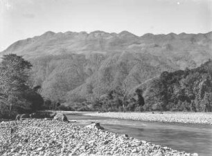 Flusslandschaft : Flusslandschaft in einem Tal