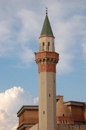 neuerbautes Minarett am Rande der Altstadt
