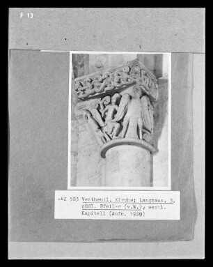 Westliches Kapitell mit einer stehenden Figur und Vögeln