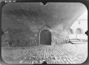 Ranis. Burg (Erwähnung 1199, 13./14. Jh.). Durchfahrt vom Burghof zum hinteren Burghof
