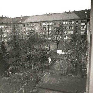 Dresden-Mickten, Rietzstraße 52/54/Bunsenstraße 17/15. Wohnanlage (Wohnungsbaugenossenschaft "Vorwärts" der Konsumgenossenschaft Dresden; 1928). Hofansicht mit Kleingartenanlage von Ost-Nordosten