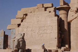 Luxor - Tempelanlage : Ramesseum-Tempel des Pharao Ramses II. in Theben-West, Außenmauer des zweiten Hofes, aufgenommen bei Luxor 2006