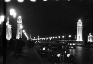 Berlin: Am Brandenburger Tor; Festbeleuchtung; Ost West Achse
