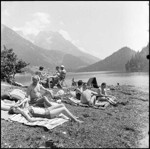 Hintersteiner See: Badegäste am Strand