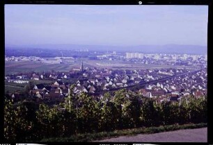 Freiburg, St. Georgen: vom Rebberg, auf Ortsteil St. Georgen, mit Hochhäusern von Weingarten